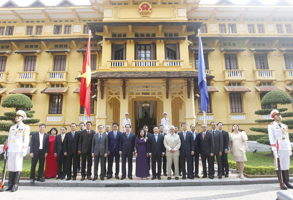  Phó Thủ tướng, Bộ trưởng Bộ Ngoại giao Phạm Bình Minh với các đại biểu dự lễ Thượng cờ ASEAN. (Ảnh: Lâm Khánh/TTXVN)