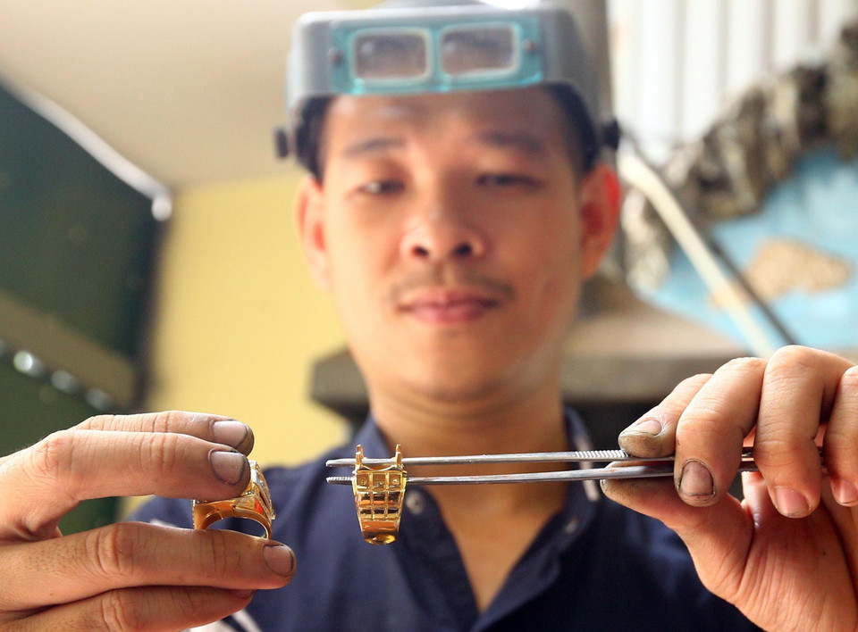 Kiểm tra sản phẩm nhẫn sau khi đánh bóng. (Ảnh: Trần Việt/TTXVN)