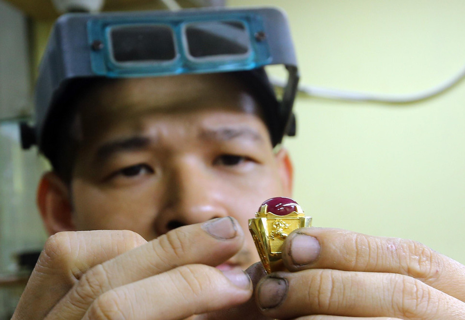 Sản phẩm nhẫn sau khi được gắn đá. (Ảnh: Trần Việt/TTXVN)