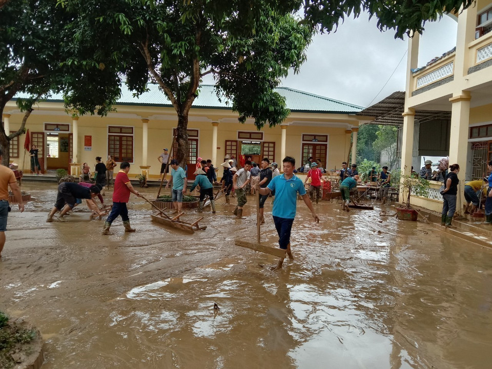 Khẩn trương dọn vệ sinh trường lớp tại trường Tiểu học Châu Thắng, huyện Quỳ Châu, Nghệ An. (Ảnh: TTXVN phát)
