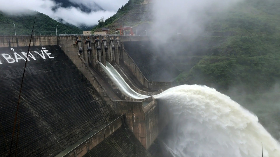 Lần đầu tiên kể từ năm 2018, thủy điện Bản Vẽ (Tương Dương, Nghệ An) phải mở cửa xả lũ. (Ảnh: Văn Tý/TTXVN)