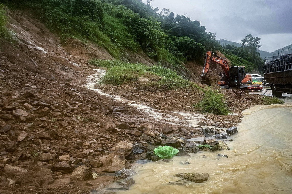 Điểm sạt lở trên tuyến Tỉnh lộ 433 từ thành phố Hòa Bình đi huyện Đà Bắc. (Ảnh: Trọng Đạt/TTXVN)