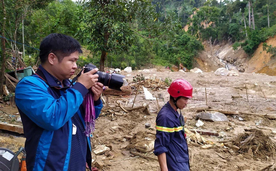 Phóng viên Lê Lâm, Cơ quan thường trú T TTXVN tại Đà Nẵng tại hiện trường vụ sạt lở Trà Leng, huyện Nam Trà My, tỉnh Quảng Nam, tháng 10/2020. (Ảnh: TTXVN)