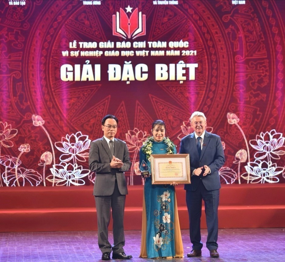 Ban tổ chức trao giải Đặc biệt cho đại diện nhóm tác giả Báo Lao Động tại Lễ trao Giải báo chí toàn quốc Vì sự nghiệp Giáo dục Việt Nam năm 2021. (Ảnh: TTXVN phát)