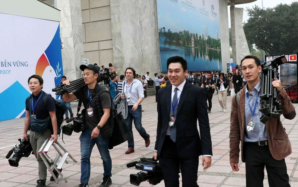 Phóng viên các hãng thông tấn báo chí trong và ngoài nước tác nghiệp tại Hội nghị Thượng đỉnh Mỹ-Triều Tiên lần thứ hai tại Hà Nội, 27-28/2/2019. (Ảnh: TTXVN)