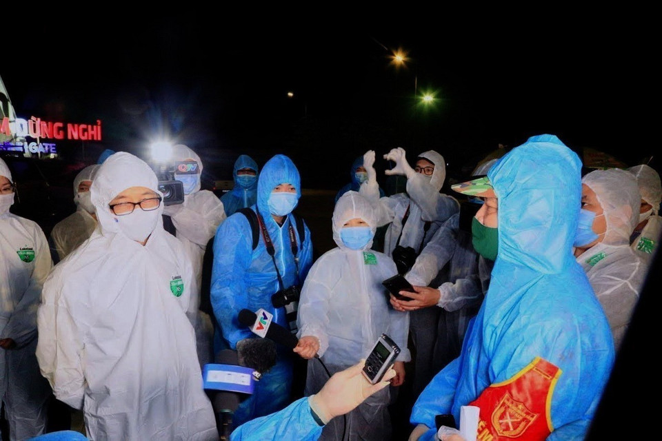 Phóng viên tác nghiệp trong buổi kiểm tra của Phó Thủ tướng Vũ Đức Đam về công tác phòng chống dịch COVID-19 tại thị xã Đông Triều (Quảng Ninh). (Ảnh: Đức Hiếu/TTXVN)