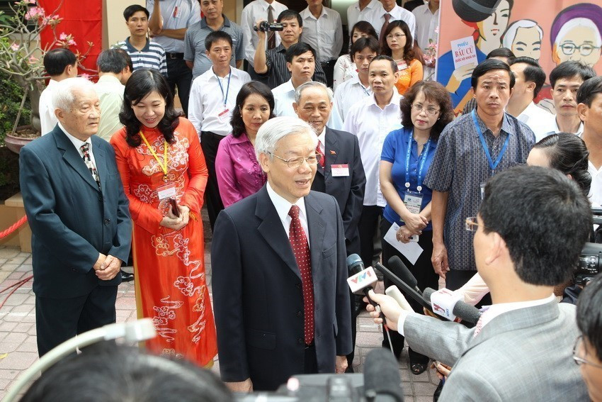 Tổng Bí thư, Chủ tịch Quốc hôi Nguyễn Phú Trọng trả lời phỏng vấn báo chí tại khu vực bỏ phiếu số 3, phường Nguyễn Du, quận Hai Bà Trưng trong Ngày hội bầu cử đại biểu Quốc hội khóa XIII và đại biểu Hội đồng Nhân các cấp nhiệm kỳ 2011-2016.(Ảnh: Trí Dũng/TTXVN)