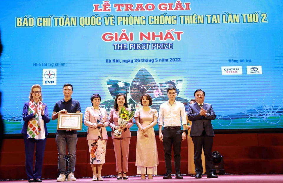 Tác giả đoạt Giải Nhất tại Lễ trao giải Báo chí toàn quốc về phòng, chống thiên tai. (Ảnh: Vũ Sinh/TTXVN)