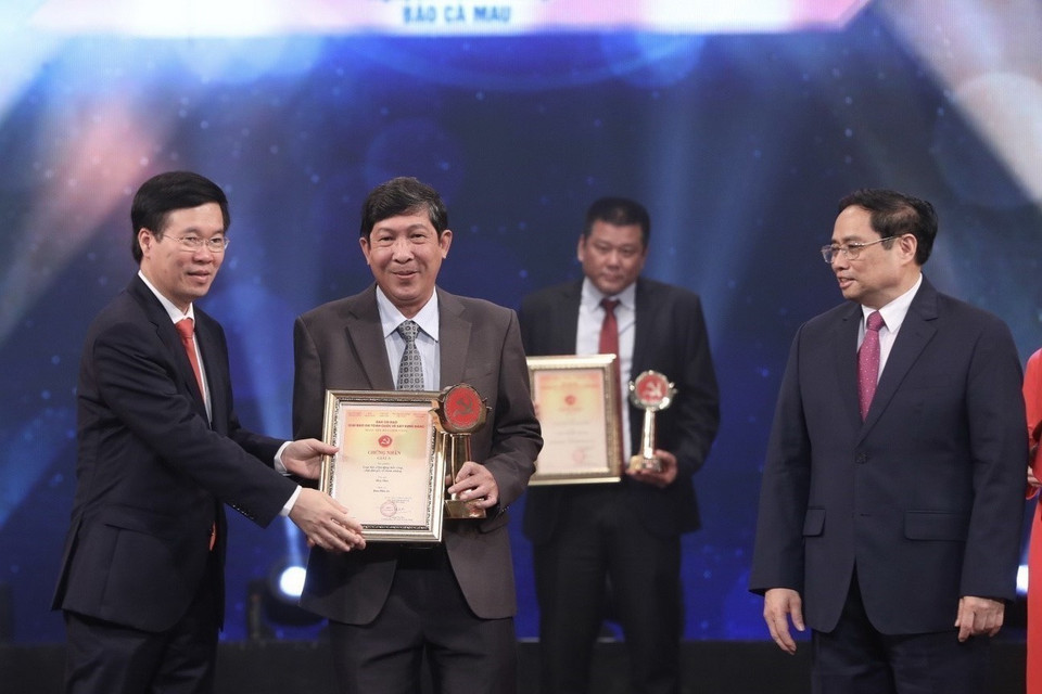 Thủ tướng Phạm Minh Chính và Thường trực Ban Bí thư Võ Văn Thưởng trao giải A cho các tác giả, nhóm tác giả tại lễ trao Giải báo chí toàn quốc về xây dựng Đảng (giải Búa liềm vàng) lần thứ VI, năm 2021. (Ảnh: Dương Giang/TTXVN)