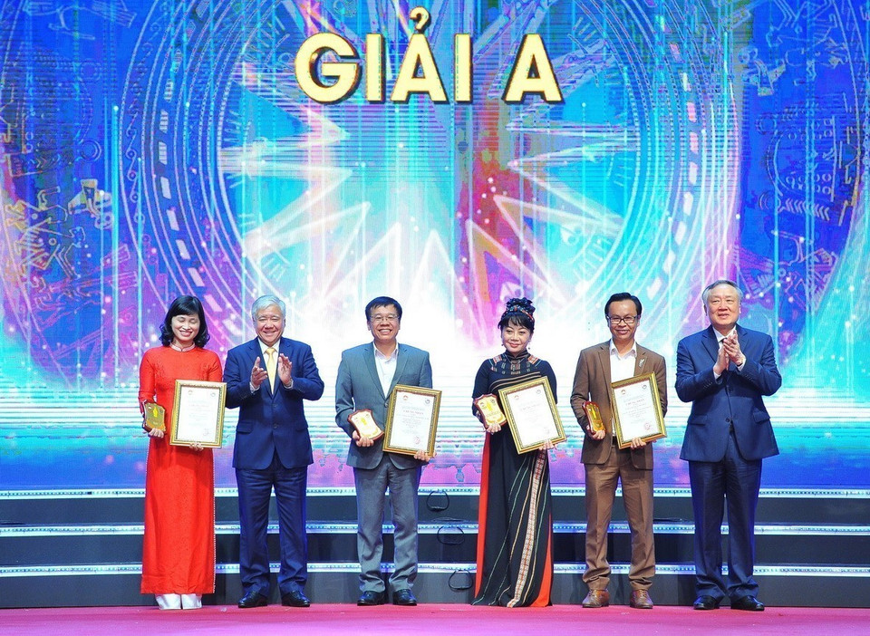 Ông Đỗ Văn Chiến, Bí thư Trung ương Đảng, Chủ tịch Ủy ban Trung ương Mặt trận Tổ quốc Việt Nam và ông Nguyễn Hòa Bình, Ủy viên Bộ Chính trị, Bí thư Trung ương Đảng, Chánh án Tòa án nhân dân Tối cao trao giải A cho 4 tác giả, nhóm tác giả tại Lễ trao Giải báo chí toàn quốc phòng, chống tham nhũng, tiêu cực lần thứ ba, năm 2020-2021. (Ảnh: Minh Đức/TTXVN)