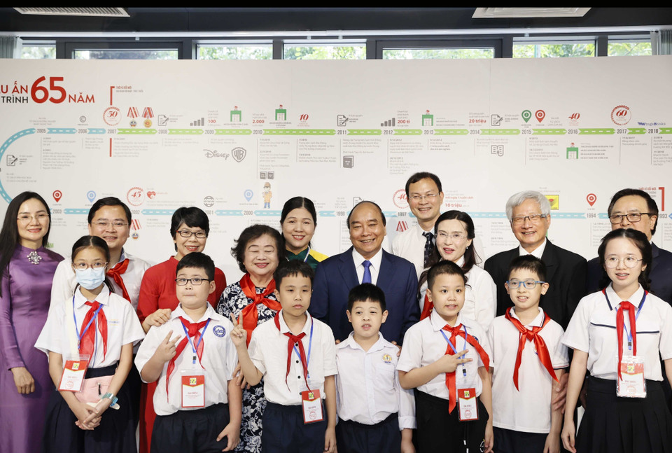 Chủ tịch nước Nguyễn Xuân Phúc với các đại biểu dự Lễ kỷ niệm 65 năm Nhà xuất bản Kim Đồng. (Ảnh: Thống Nhất/TTXVN)