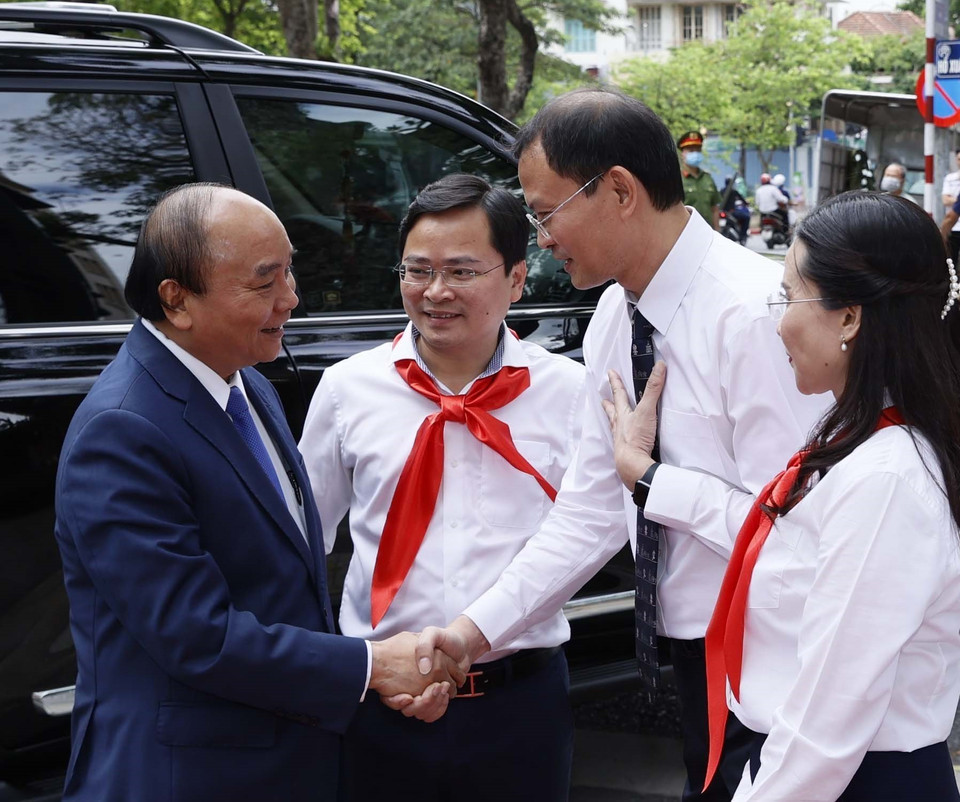 Hình ảnh Chủ tịch nước Nguyễn Xuân Phúc đến dự lễ kỷ niệm 65 năm Nhà xuất bản Kim Đồng. (Ảnh: Thống Nhất/TTXVN)