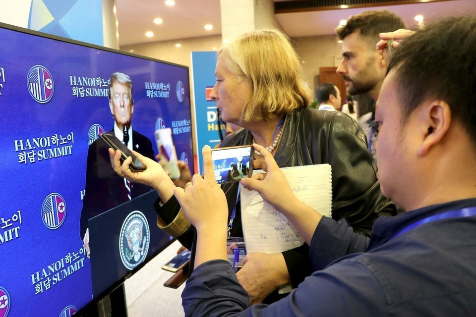 Chiều 28/2/2019, tại Trung tâm Báo chí Quốc tế, Cung Văn hóa Lao động hữu nghị Việt Xô (Hà Nội), phóng viên các hãng thông tấn báo chí trong nước và nước ngoài đưa thông tin về kết quả Hội nghị thượng đỉnh Mỹ-Triều Tiên lần thứ hai. (Ảnh: TTXVN)