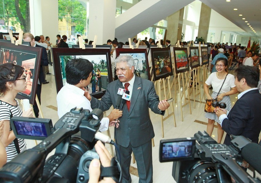 Đại sứ Đặc mệnh toàn quyền Cộng hòa Venezuela tại Việt Nam Jorge Rondon Uzcategu trả lời phỏng vấn báo chí tại Lễ khai mạc triển lãm ảnh Việt Nam-Venezuela mãi mãi anh em. (Ảnh: Doãn Tấn/TTXVN)