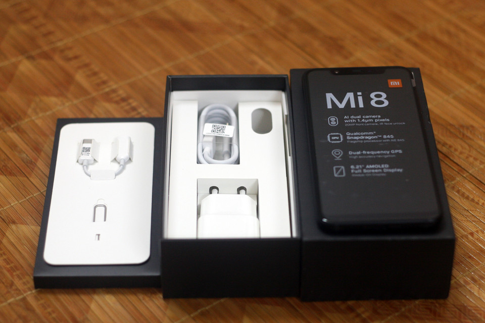 Bên trong hộp của Mi8 gồm điện thoại, sạc và cổng chuyển đổi tai nghe từ Type C sang 3,5mm.