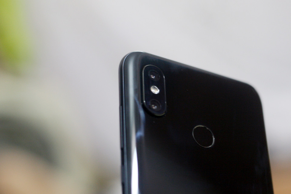 Cụm camera kép phía sau máy. Khác với 'đàn anh' Mi6, cảm biến vân tay của Mi8 được đặt phía sau máy, giúp người dùng thuận tiện hơn khi mở khóa.