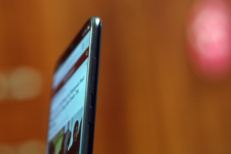 Nút tăng chỉnh âm lượng và bật tắt nguồn đặt phía sườn bên phải của máy giống như Mi6.