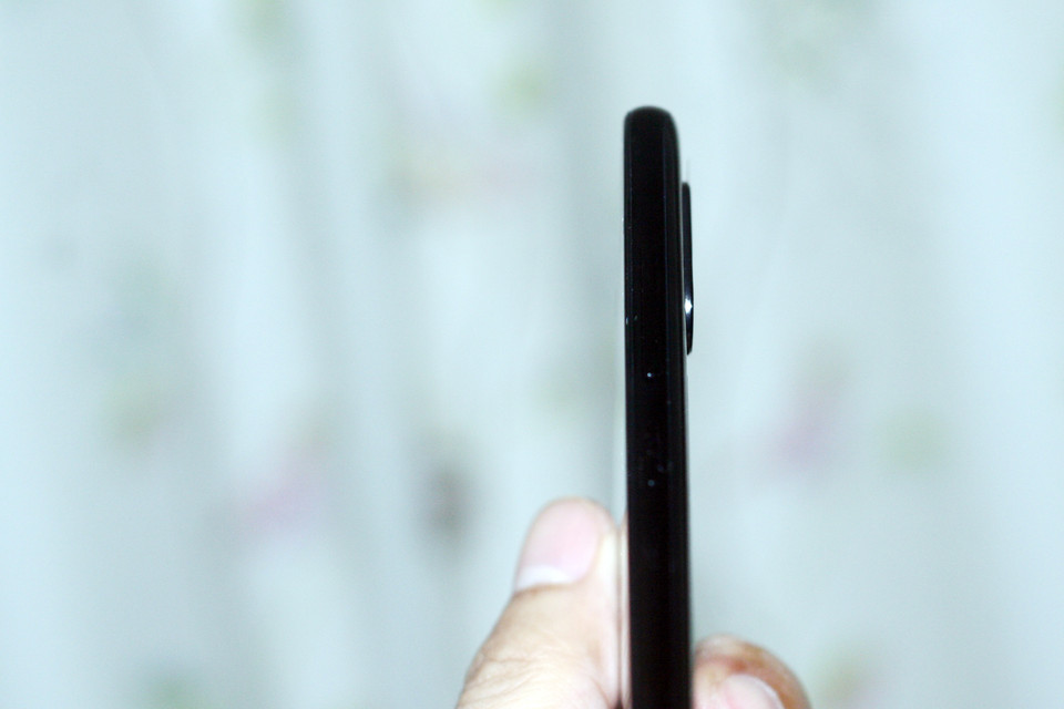 Điểm trừ trong thiết kế của Mi8, có thể là camera lồi, khiến người dùng phải thận trọng hơn nếu không muốn bị trầy xước.