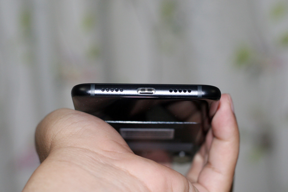 Cổng sạc kiêm cắm tai nghe Type C và loa đặt phía dưới thân máy.