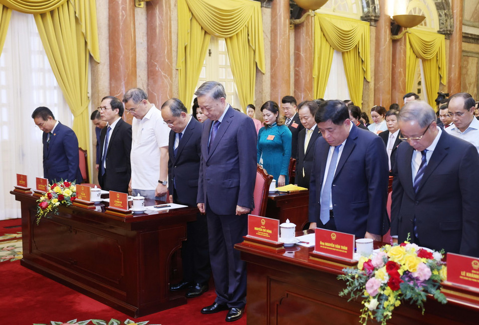 Tổng Bí thư, Chủ tịch nước Tô Lâm với các đại biểu tưởng niệm cố Tổng Bí thư Nguyễn Phú Trọng. (Ảnh: Lâm Khánh/TTXVN)