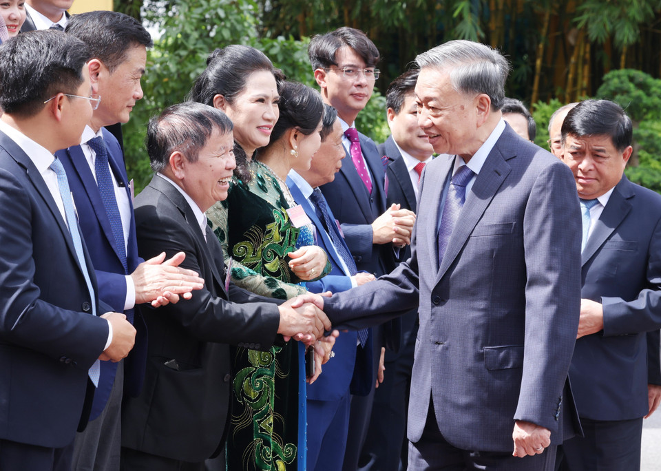 Tổng Bí thư, Chủ tịch nước Tô Lâm với đại diện doanh nghiệp nhỏ và vừa Việt Nam. (Ảnh: Lâm Khánh/TTXVN)