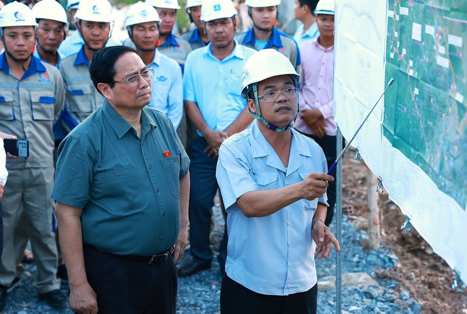 Thủ tướng Phạm Minh Chính nghe báo cáo tiến độ thi công Kè chống sạt lở sông Trà Nóc, quận Bình Thủy. (Ảnh: Dương Giang/TTXVN)