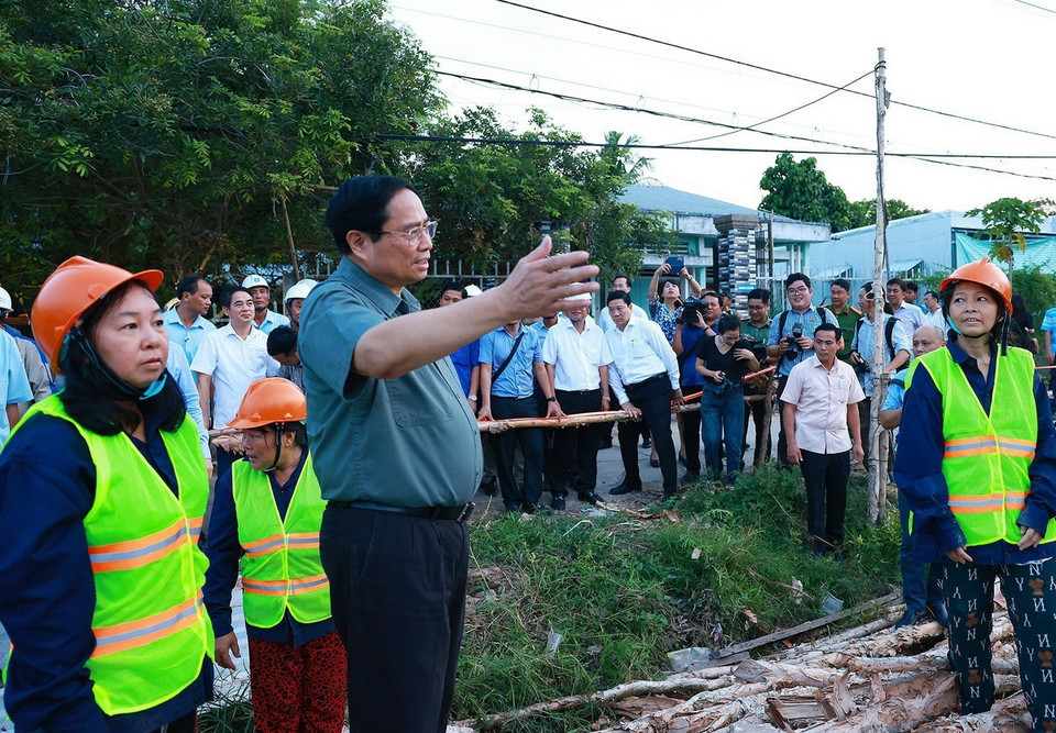 Thủ tướng Phạm Minh Chính kiểm tra thi công Kè chống sạt lở sông Trà Nóc, quận Bình Thủy. (Ảnh: Dương Giang/TTXVN)