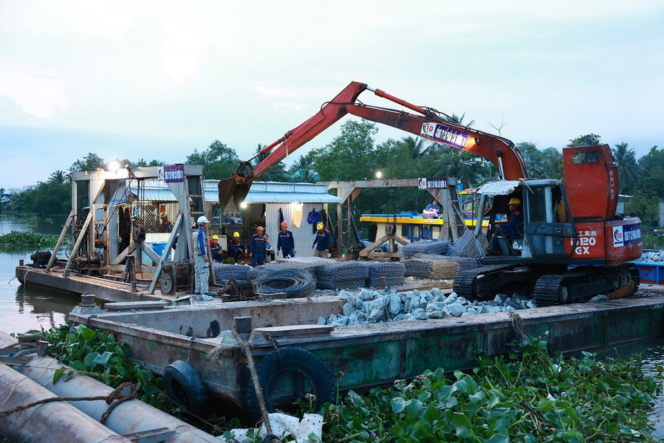 Các đơn vị thi công Kè chống sạt lở sông Trà Nóc, quận Bình Thủy. (Ảnh: Dương Giang/TTXVN)