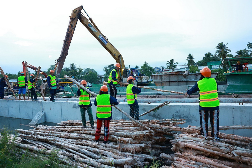 Các đơn vị thi công Kè chống sạt lở sông Trà Nóc, quận Bình Thủy. (Ảnh: Dương Giang/TTXVN)