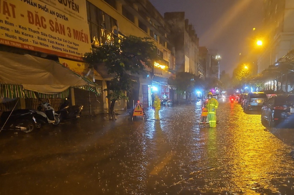 Các đơn vị ứng trực thoát nước ở khu vực đường Mạc Thị Bưởi. (Ảnh: TTXVN)