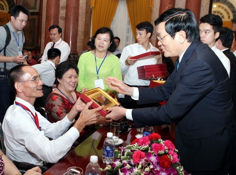 Chủ tịch nước Trương Tấn Sang tặng quà cho người khuyết tật tiêu biểu, ngày 17/4/2014, tại Hà Nội. (Ảnh: Nguyễn Khang/TTXVN)