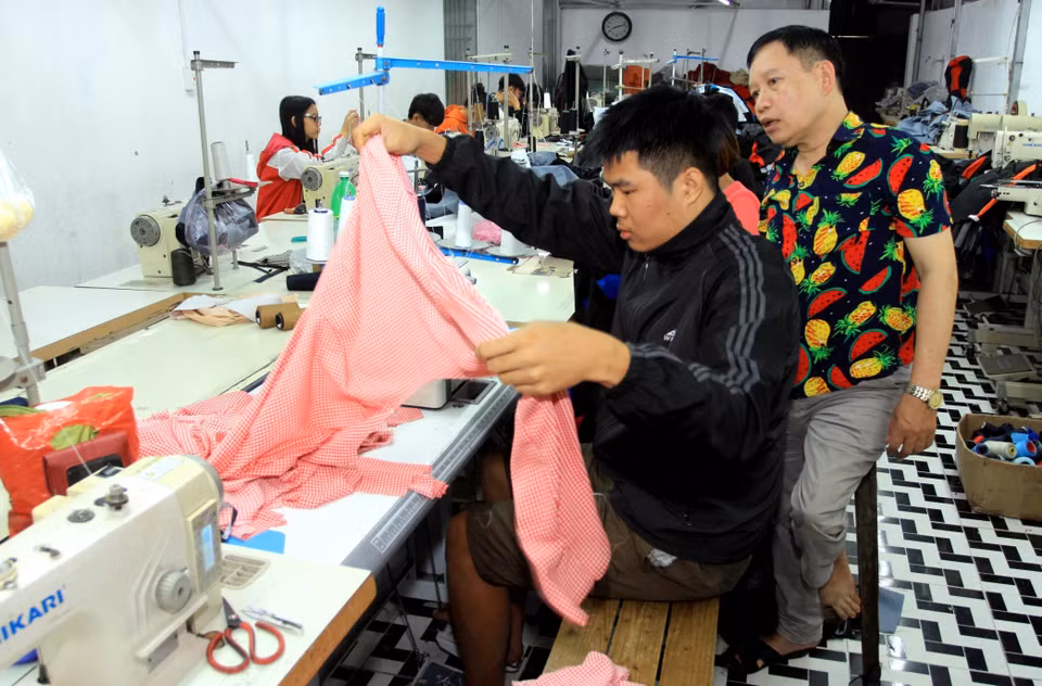 Mặc dù bị khuyết tật bẩm sinh nhưng bằng nghị lực và ý chí vươn lên, nhiều năm qua, ông Phạm Văn Đáp, Giám đốc Công ty TNHH sản xuất và Dịch vụ may mặc người khuyết tật xã Vũ Lễ, huyện Kiến Xương (tỉnh Thái Bình) vượt qua khó khăn, vươn lên làm giàu và tạo việc làm cho những người cùng cảnh ngộ. (Ảnh: Thế Duyệt/TTXVN)