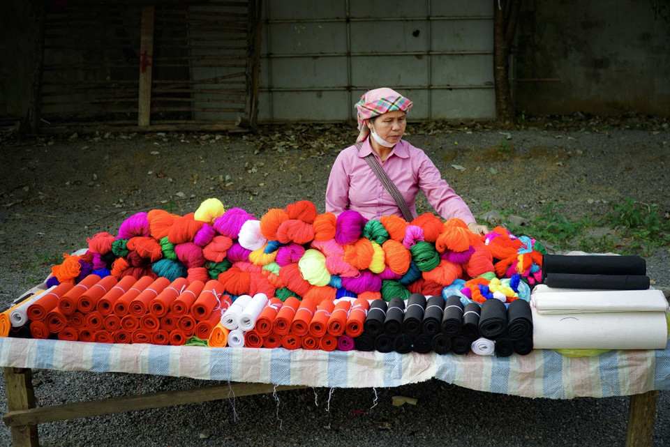 Chợ phiên Xá Nhè tại xã Xá Nhè, thị trấn Tủa Chùa (Tủa Chùa, Điện Biên) được tổ chức 6 ngày một lần vào ngày Dậu (con gà) và ngày Mão (con mèo) theo lịch Âm. Trong ảnh: Mặt hàng thổ cẩm với những cuộn vải đầy màu sắc tại chợ phiên Xá Nhè. (Ảnh: Xuân Tư/TTXVN)