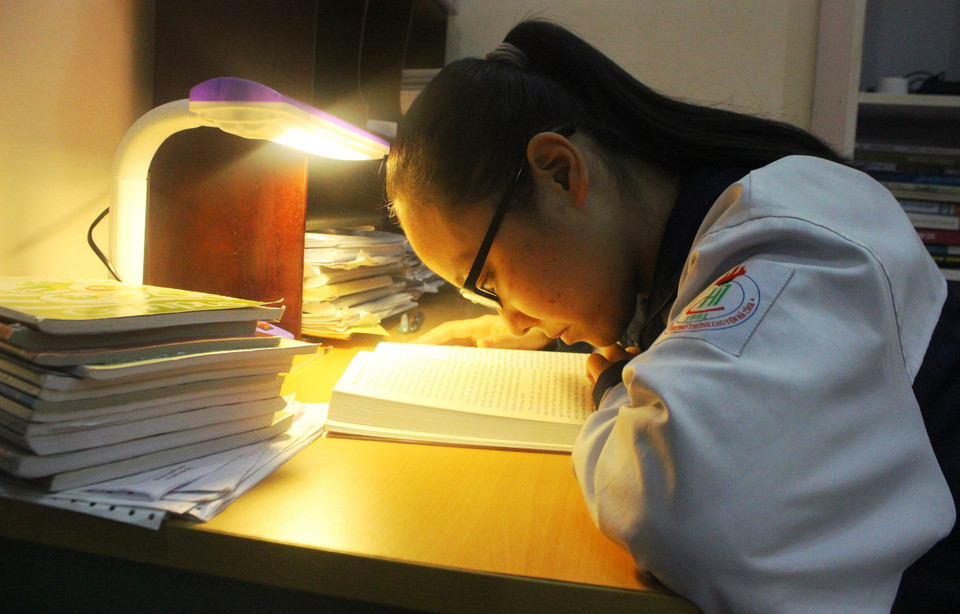 Bị khiếm thị bẩm sinh nhưng em Dương Thị Mai Phương (học sinh lớp 11 Văn, trường THPT Chuyên Hà Tĩnh) đã nỗ lực vượt khó, vươn lên trong cuộc sống và hòa nhập cùng bạn bè. Đáng khâm phục hơn, em đã xuất sắc giành giải Ba trong kỳ thi học sinh giỏi Quốc gia năm 2020 môn Lịch sử. (Ảnh: Hoàng Ngà/TTXVN)