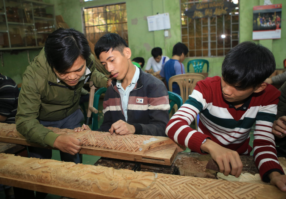 Các học viên người khuyết tật học nghề mộc mỹ nghệ tại Trung tâm Dạy nghề và tạo việc làm cho người tàn tật tỉnh Thừa Thiên-Huế. (Ảnh: Hồ Cầu/TTXVN)