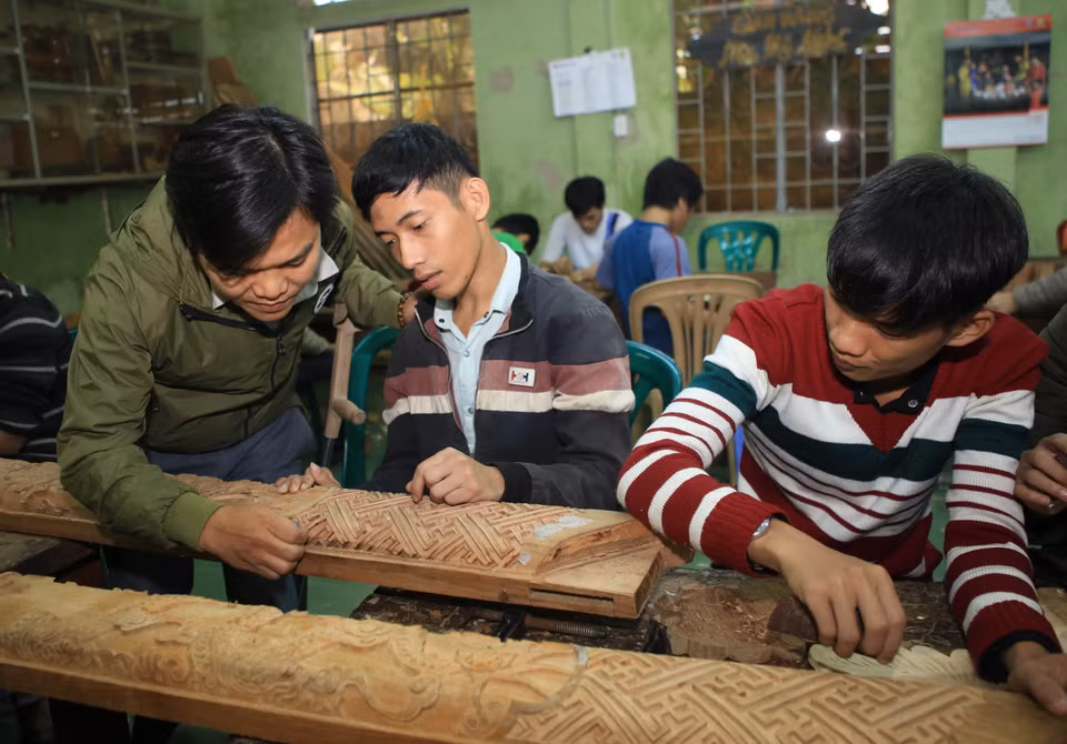 Các học viên người khuyết tật học nghề mộc mỹ nghệ tại Trung tâm Dạy nghề và tạo việc làm cho người tàn tật tỉnh Thừa Thiên-Huế. (Ảnh: Hồ Cầu/TTXVN)