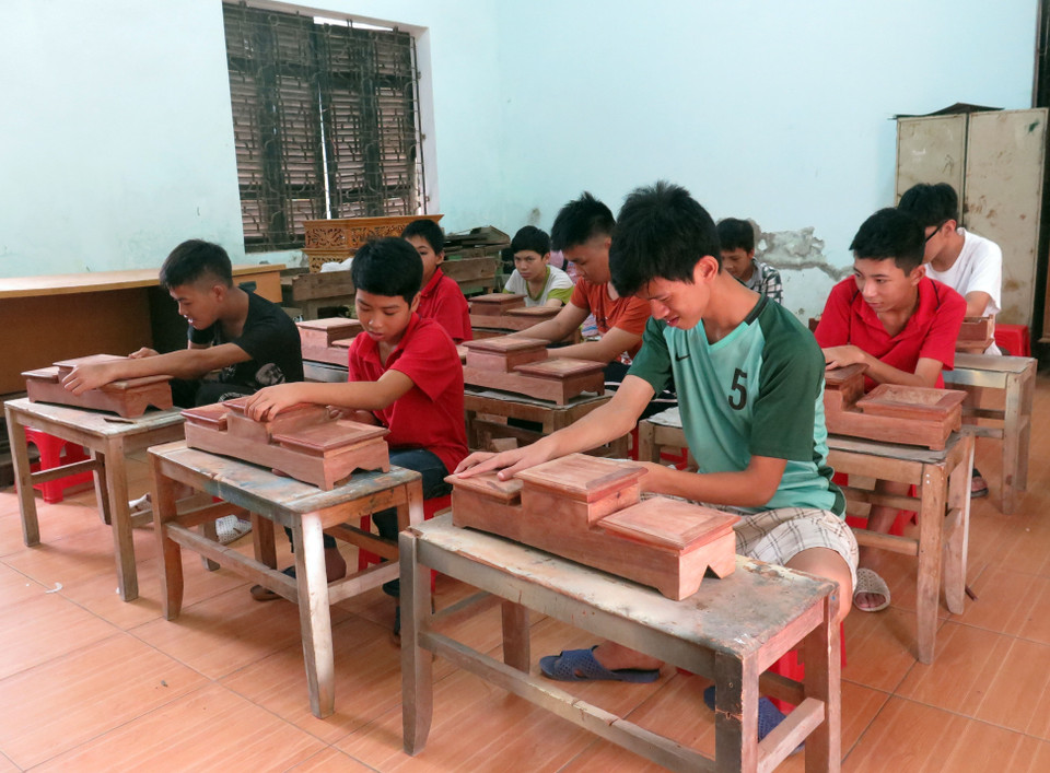 Một lớp học nghề mộc tại Trung tâm dạy nghề cho trẻ khuyết tật tỉnh Nam Định. (Ảnh: Nguyễn Lành/TTXVN)