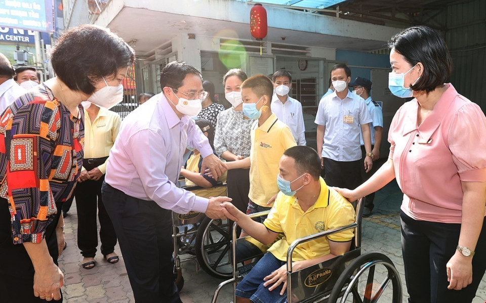 Thủ tướng Phạm Minh Chính thăm trẻ em đang được chăm sóc tại Trung tâm bảo trợ trẻ tàn tật mồ côi Thị Nghè (Thành phố Hồ Chí Minh). (Ảnh: Dương Giang/TTXVN)
