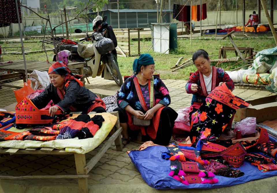 Trang phục dân tộc được bày bán tại chợ phiên Xá Nhè. (Ảnh: Xuân Tư/TTXVN)