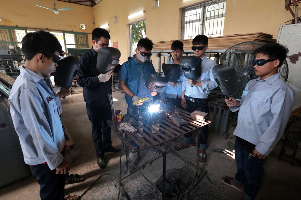 Dạy nghề hàn cho học sinh tại Trường Phục hồi chức năng và Dạy nghề cho người khuyết tật huyện Khoái Châu (Hưng Yên). (Ảnh: Phạm Kiên/TTXVN)