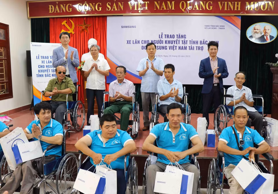 Sở Lao động, Thương binh và Xã hội phối hợp với Sở Văn hóa Thể thao và Du lịch tỉnh Bắc Ninh, Công ty TNHH Samsung Electronics, Công ty Samsung Display Việt Nam, Công ty Samsung SDI Việt Nam tổ chức chương trình trao tặng 220 xe lăn cho người khuyết tật và tặng 25 suất học bổng cho trẻ em nghèo tỉnh Bắc Ninh năm 2019. (Ảnh: Thanh Thương/TTXVN)