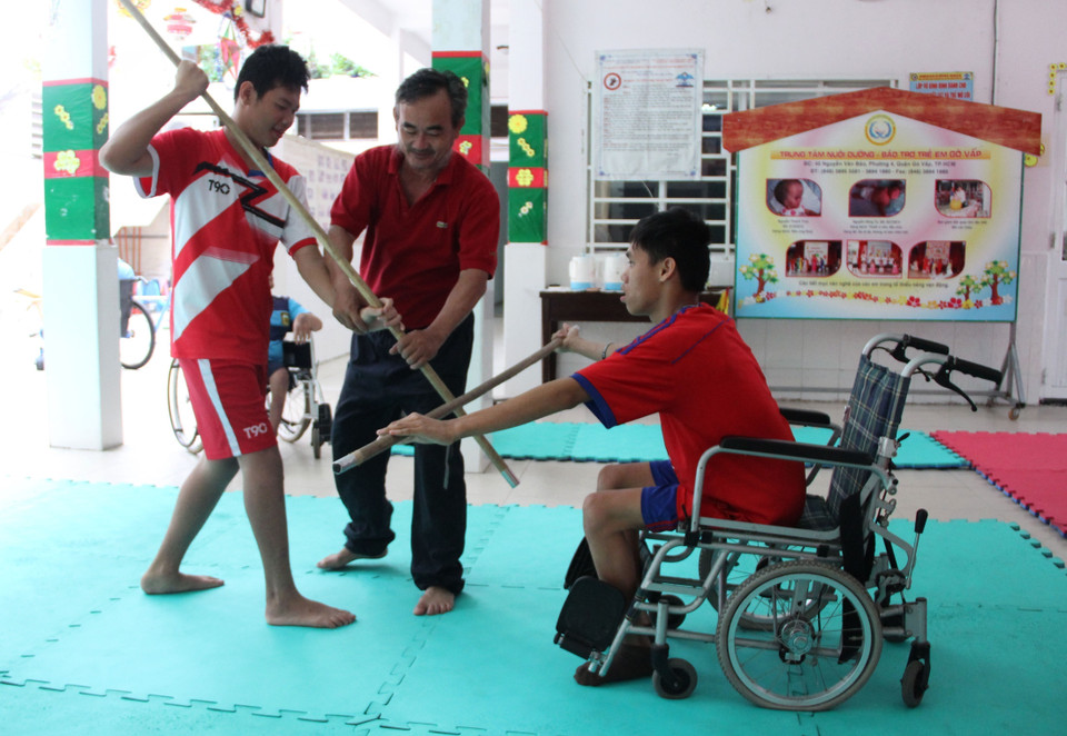 Để giúp trẻ khuyết tật rèn luyện sức khỏe, ý chí vươn lên trong cuộc sống và hòa nhập cộng đồng, các võ sư gồm Nguyễn Minh Vũ, Hà Trọng Khánh đã thực hiện thành lập Trung tâm huấn luyện võ thuật cho trẻ mồ côi và khuyết tật tại Thành phố Hồ Chí Minh. (Ảnh: Xuân Dự/TTXVN)