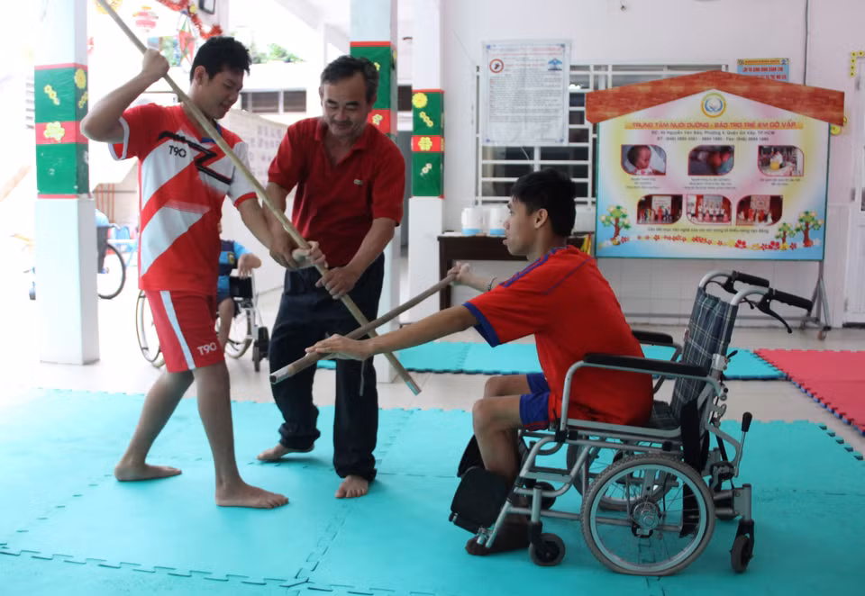 Để giúp trẻ khuyết tật rèn luyện sức khỏe, ý chí vươn lên trong cuộc sống và hòa nhập cộng đồng, các võ sư gồm Nguyễn Minh Vũ, Hà Trọng Khánh đã thực hiện thành lập Trung tâm huấn luyện võ thuật cho trẻ mồ côi và khuyết tật tại Thành phố Hồ Chí Minh. (Ảnh: Xuân Dự/TTXVN)
