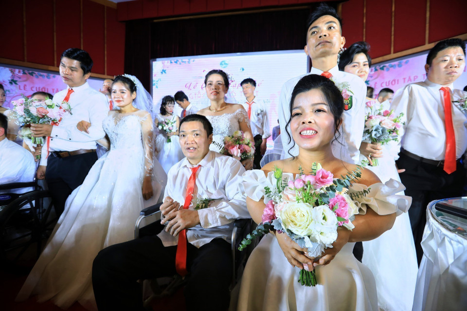 Khoảnh khắc hạnh phúc của các cặp đôi khuyết tật, có hoàn cảnh đặc biệt khó khăn tại lễ cưới tập thể Giấc mơ có thật. (Ảnh: Thành Đạt/TTXVN)
