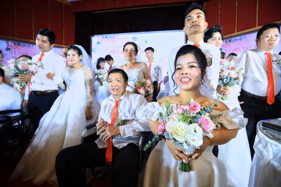 Khoảnh khắc hạnh phúc của các cặp đôi khuyết tật, có hoàn cảnh đặc biệt khó khăn tại lễ cưới tập thể Giấc mơ có thật. (Ảnh: Thành Đạt/TTXVN)