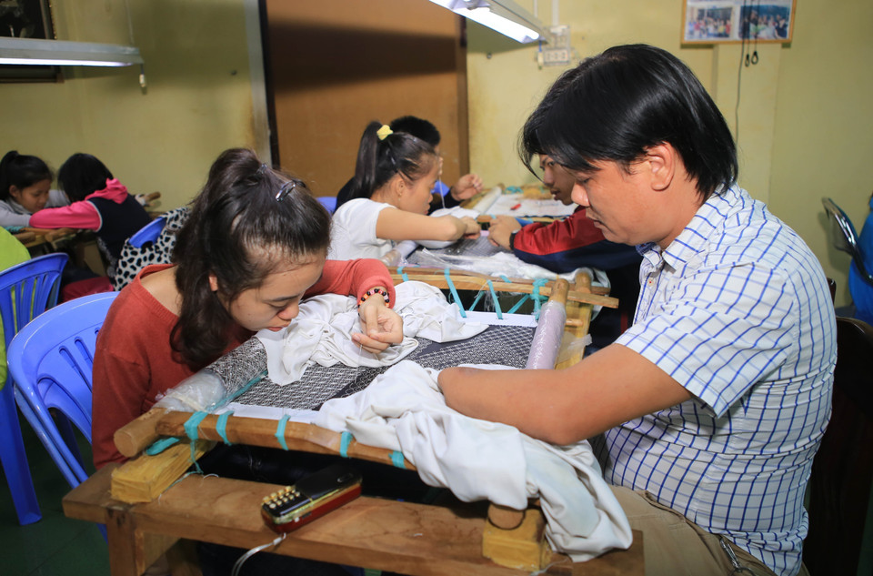  Các học viên người khuyết tật học nghề thêu tại Trung tâm Dạy nghề và tạo việc làm cho người tàn tật tỉnh Thừa Thiên-Huế. (Ảnh: Hồ Cầu/TTXVN)