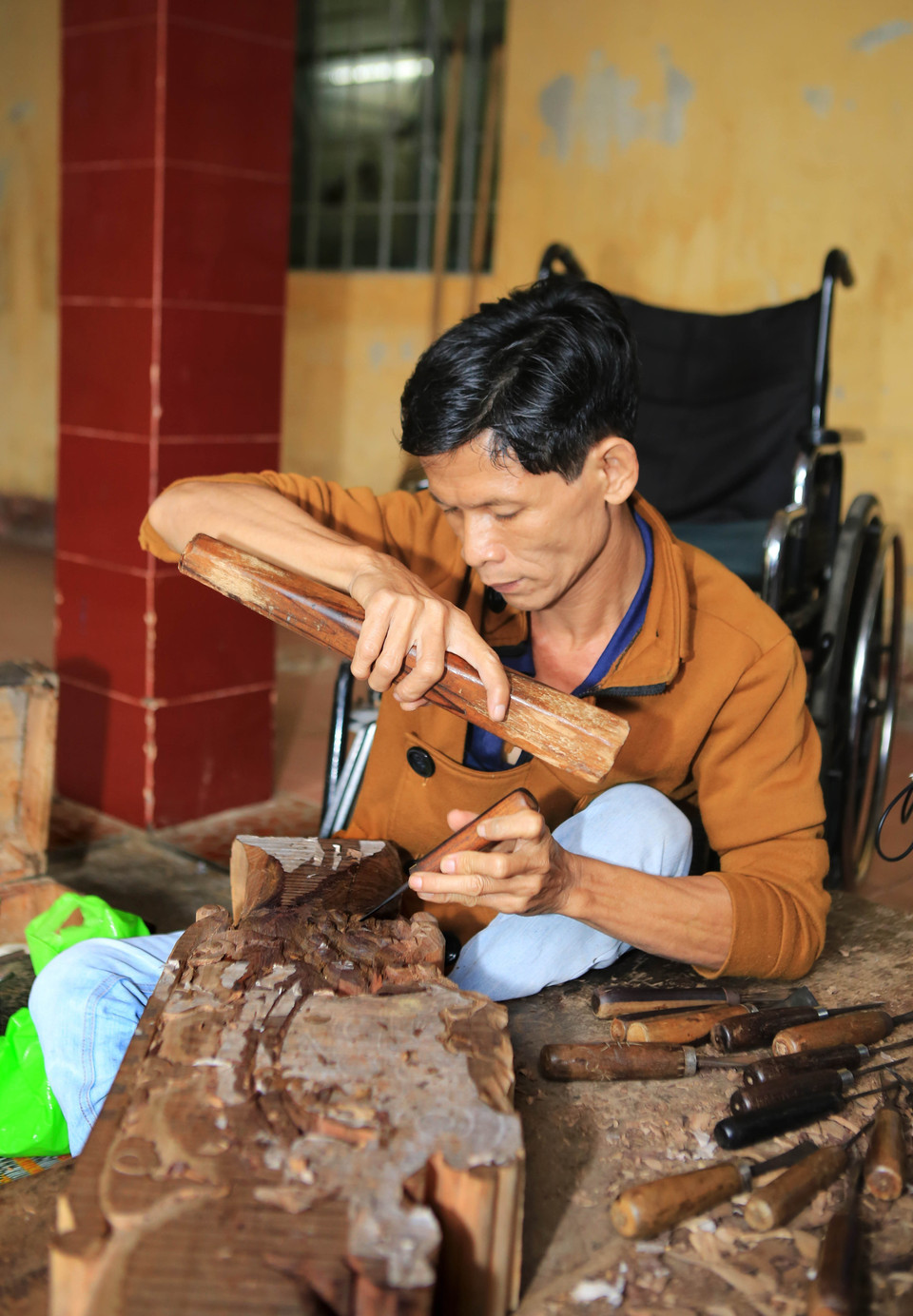 Các học viên khuyết tật học nghề mộc mỹ nghệ tại Trung tâm Dạy nghề và tạo việc làm cho người tàn tật tỉnh Thừa Thiên-Huế. (Ảnh: Hồ Cầu/TTXVN)