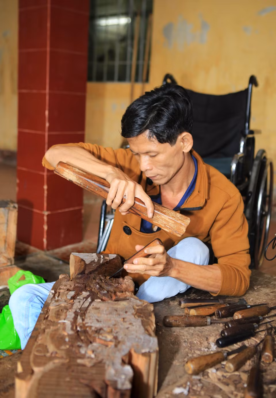Các học viên khuyết tật học nghề mộc mỹ nghệ tại Trung tâm Dạy nghề và tạo việc làm cho người tàn tật tỉnh Thừa Thiên-Huế. (Ảnh: Hồ Cầu/TTXVN)