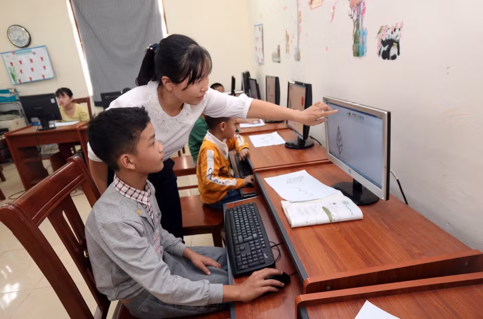 Lớp dạy nghề Công nghệ thông tin cho các học sinh khuyết tật tại Trường Phục hồi chức năng và dạy nghề cho người khuyết tật Tiên Lữ (Hưng Yên). (Ảnh: Anh Tuấn/TTXVN)