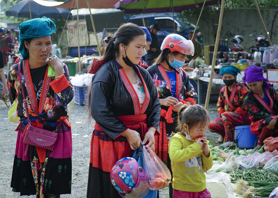 Người dân diện trang phục dân tộc đi chợ phiên Xá Nhè. (Ảnh: Xuân Tư/TTXVN)